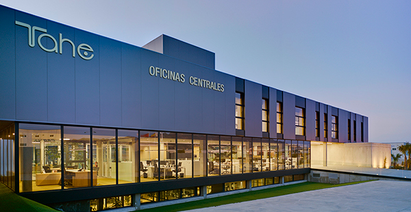 Modern TAHE hoofdkantoor in Spanje, waar professionele haarverzorging en salonproducten worden ontwikkeld en geproduceerd.